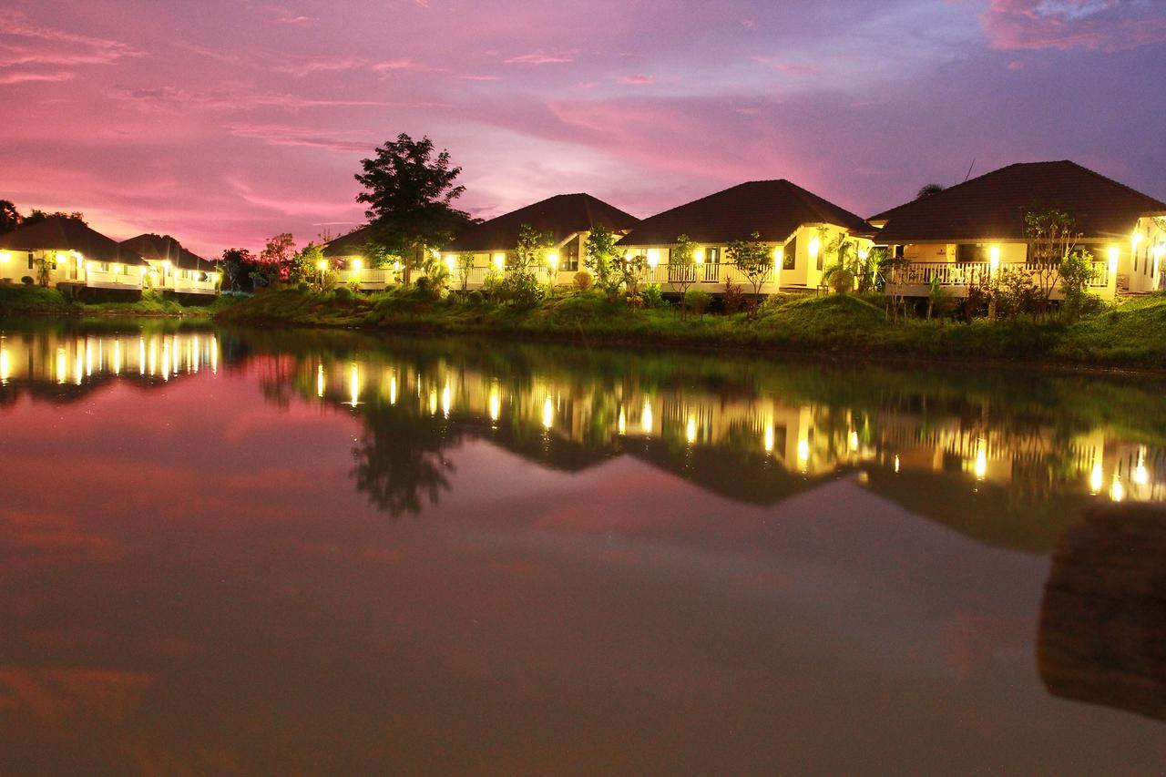 Pirom Lake And Resort Si Maha Phot Bagian luar foto