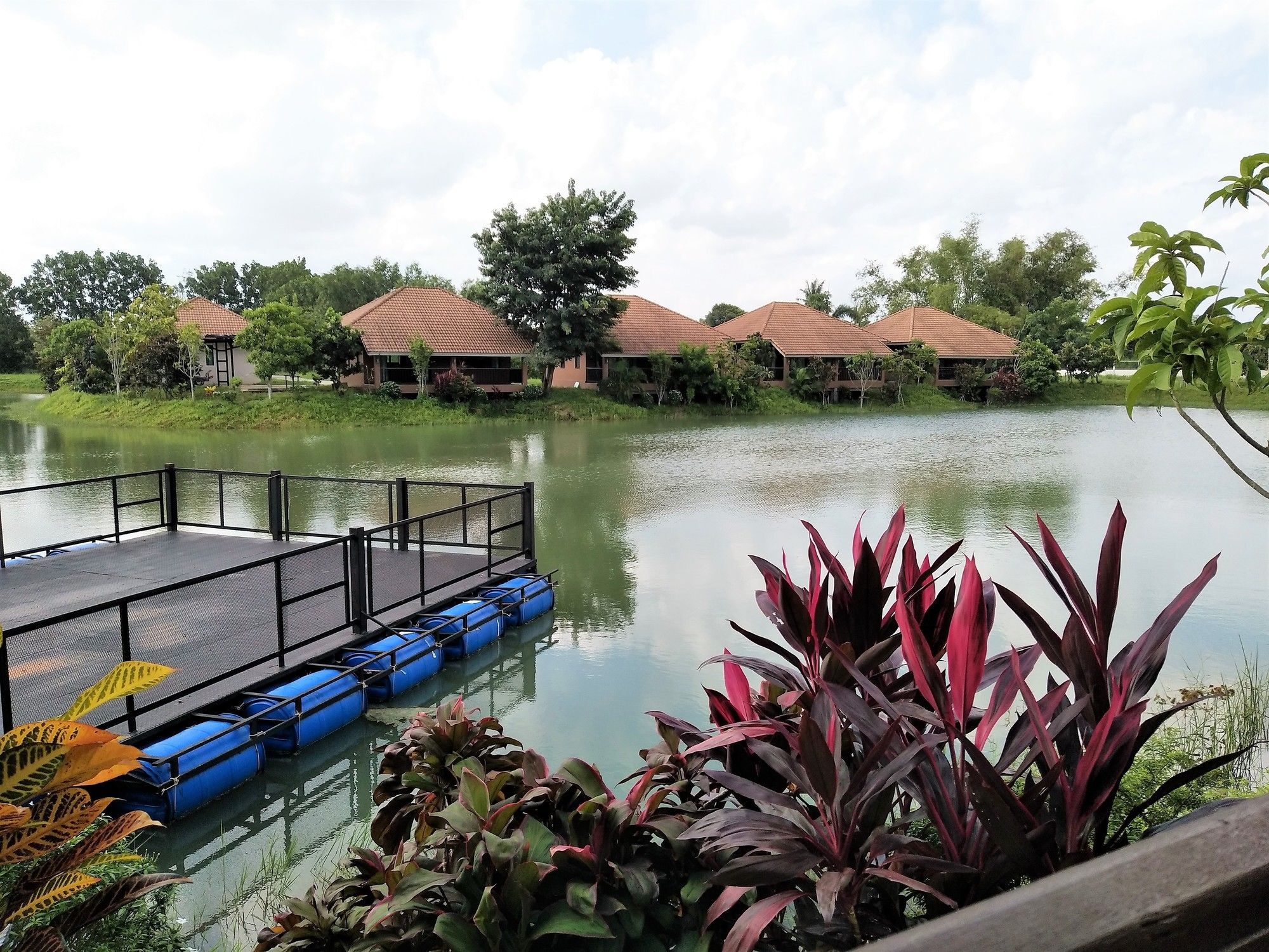 Pirom Lake And Resort Si Maha Phot Bagian luar foto